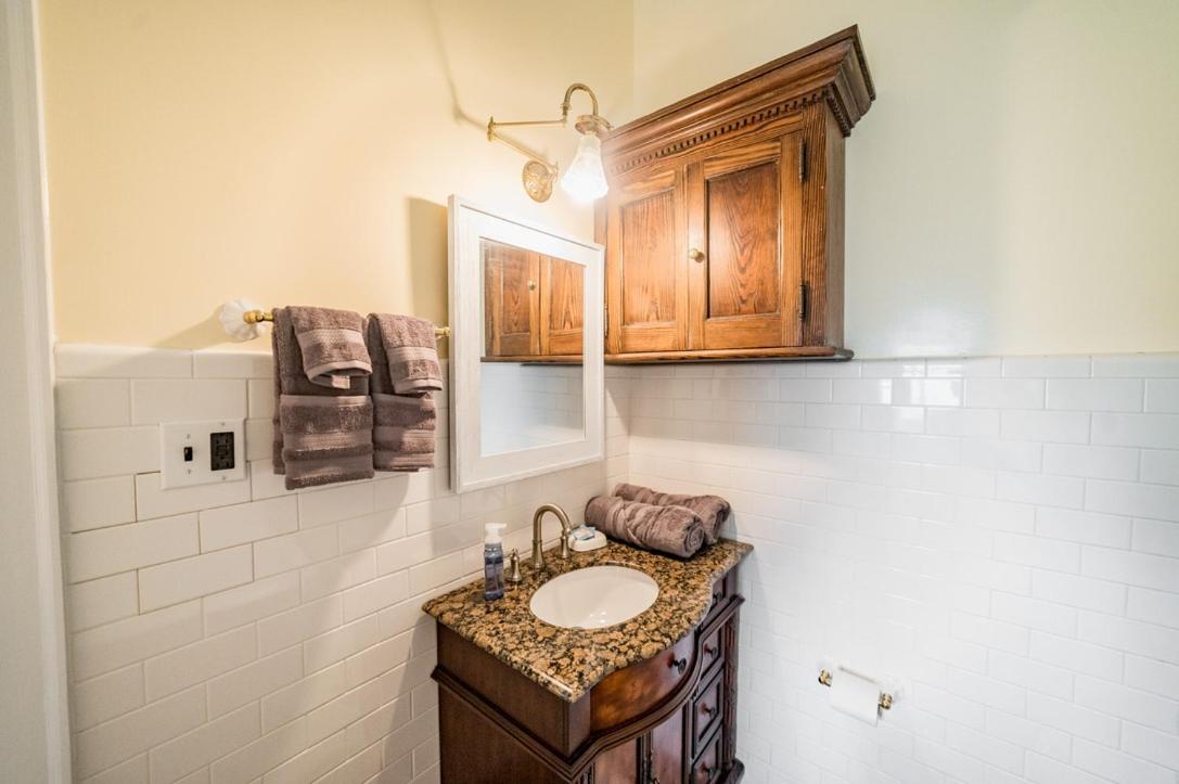 Hotel One Of These Nights - King Sized Bed - Sleeps 2 à Lynchburg Extérieur photo